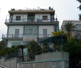 Situato nel quartiere Posillipo a Napoli, il B&B La Nave offre giardino con barbecue e parco giochi per bambini, camere e appartamenti con angolo cottura, e con
