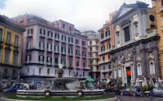Piazza Trieste e Trento. Alle spalle della fontana, il palazzo del nostro B&B